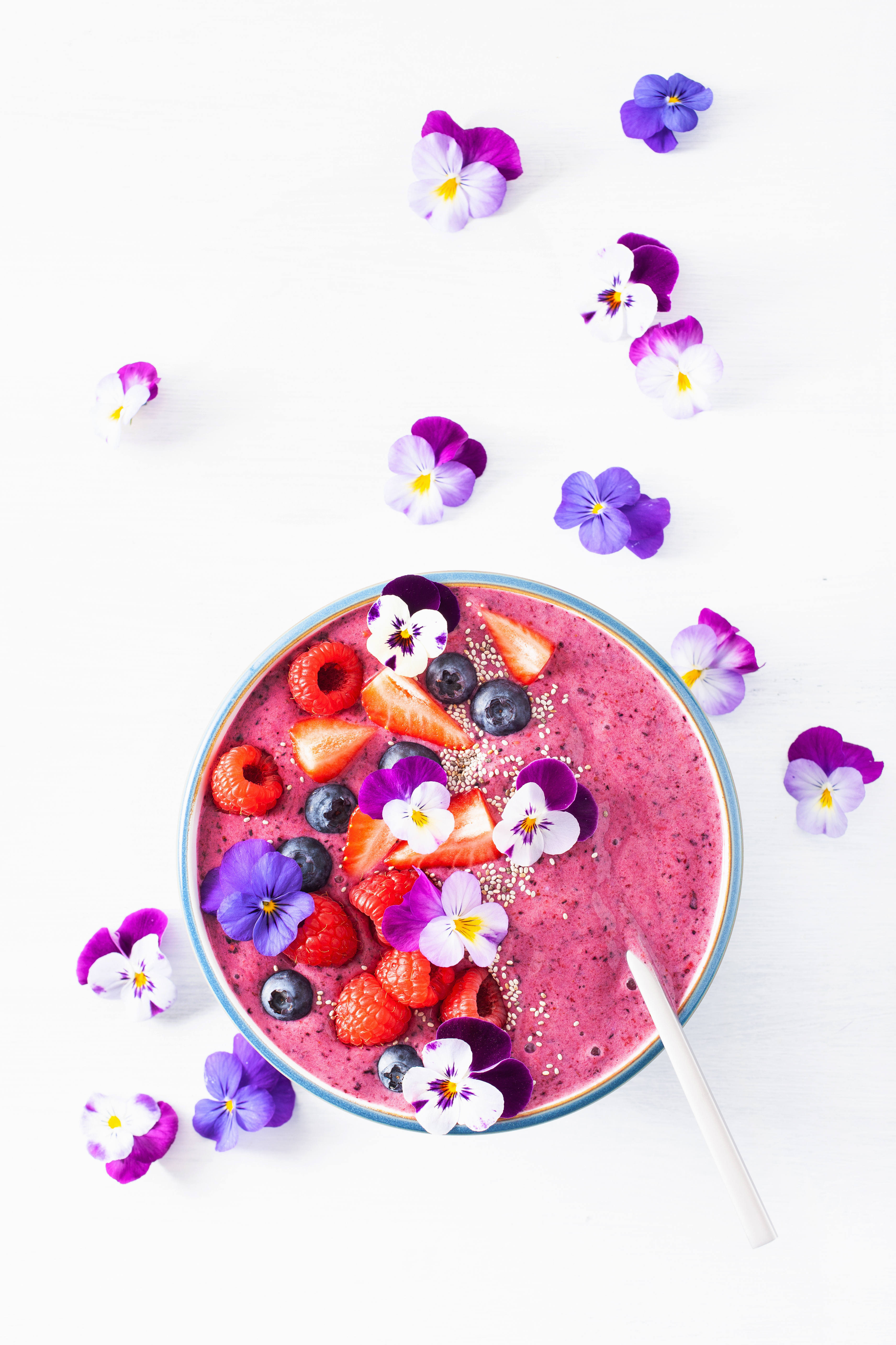 華やかなスムージーと花の写真